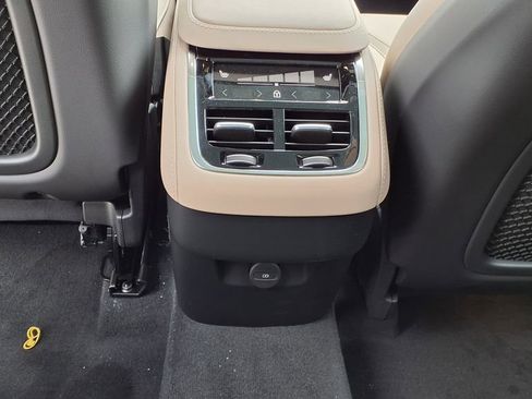 New 2026 Volvo XC90 B6 Plus w/ Protection Package Premier AWD/4WD image 18