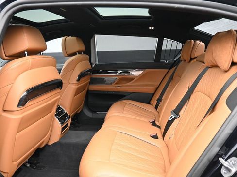 Used 2022 BMW 750i xDrive w/ Luxury Rear Seating Package image 21