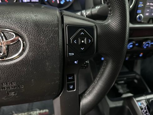 Used 2020 Toyota Tacoma TRD Off-Road w/ Technology Package AWD/4WD image 16