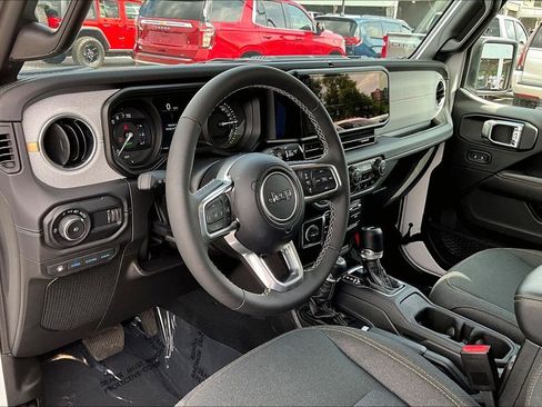Used 2025 Jeep Wrangler Unlimited Sahara w/ Safety Group AWD/4WD image 19