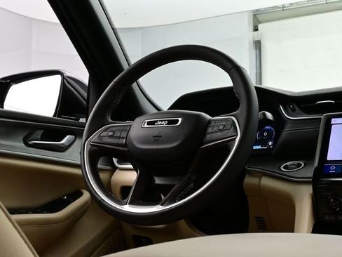 Used 2023 Jeep Grand Cherokee Limited image 19