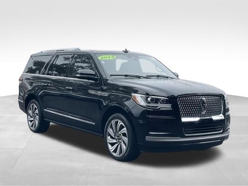 Used 2023 Lincoln Navigator L Reserve AWD/4WD image 2