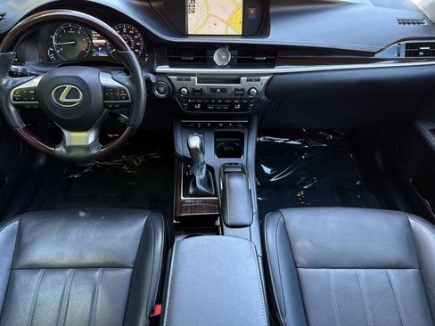 Used 2018 Lexus ES 350 w/ Luxury Package w/Wood Trim FWD image 3