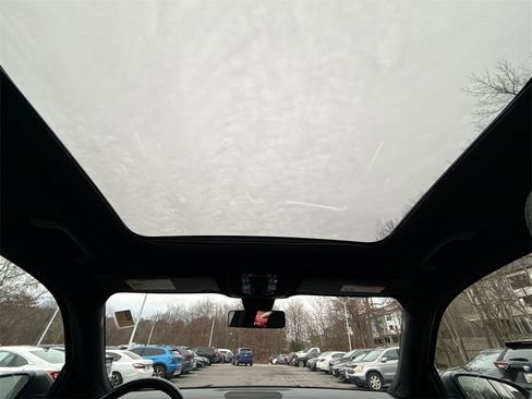 Used 2020 Mercedes-Benz GLB 250 4MATIC w/ Premium Package image 16