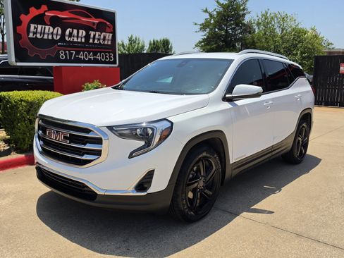 Used 2020 GMC Terrain SLT FWD image 1