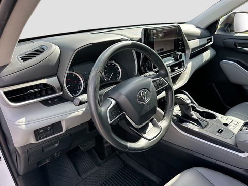 Used 2024 Toyota Highlander XLE FWD image 9