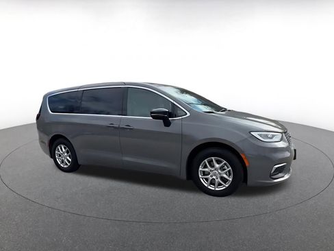 Used 2025 Chrysler Pacifica Select image 2