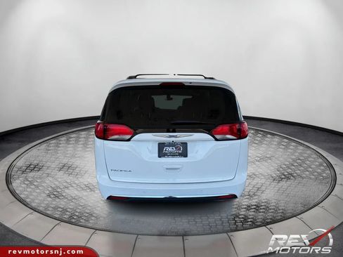 Used 2020 Chrysler Pacifica Touring-L FWD image 4