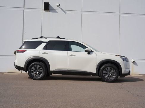 Used 2023 Nissan Pathfinder SV AWD/4WD image 2