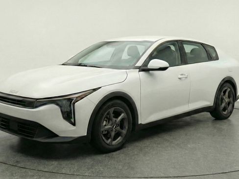 Used 2025 Kia K4 LXS image 3