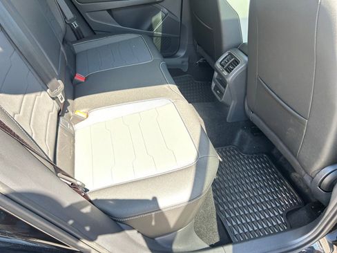 Used 2025 Volkswagen Taos SE w/ Panoramic Sunroof Package image 29