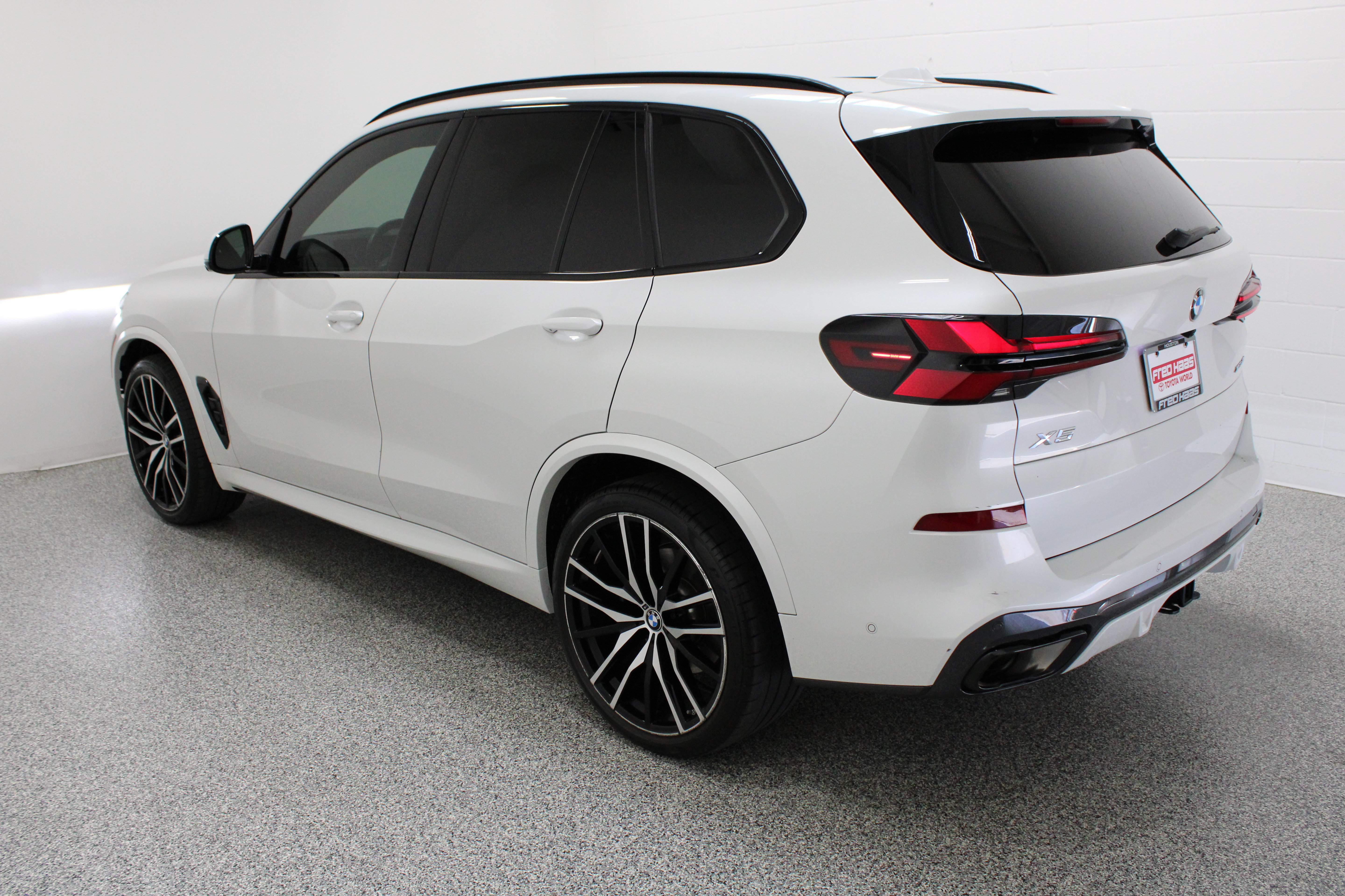 Used 2025 BMW X5 xDrive40i w/ M Sport Package AWD/4WD image 9