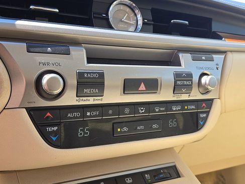 Used 2013 Lexus ES 300h w/ Luxury Pkg FWD image 16