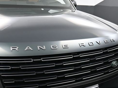 Used 2025 Land Rover Range Rover SE image 13