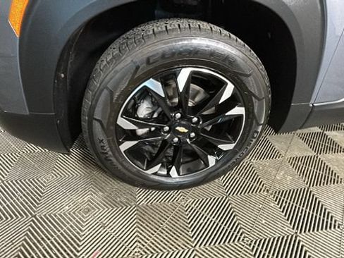 Used 2022 Chevrolet TrailBlazer LT w/ LPO, Blackout Package FWD image 9