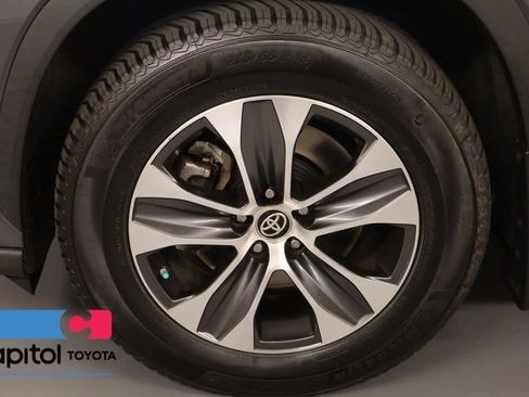 Used 2021 Toyota Highlander XLE AWD/4WD image 7