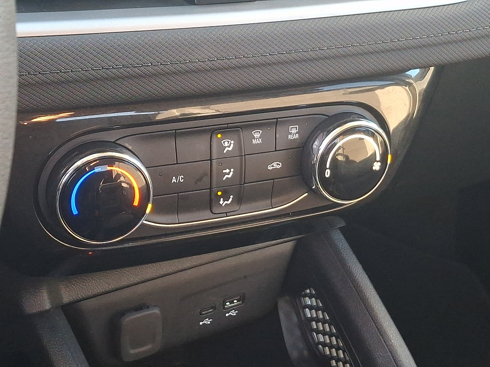 Used 2025 Chevrolet TrailBlazer LT AWD/4WD image 16
