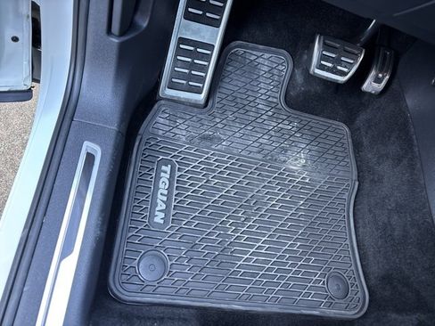 Used 2023 Volkswagen Tiguan SE R-Line image 24