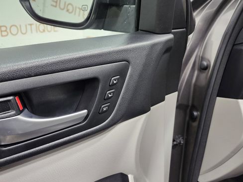Used 2018 Toyota Highlander Limited Platinum image 28