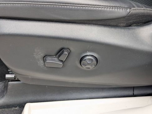 Used 2024 Chrysler Pacifica Touring-L image 14