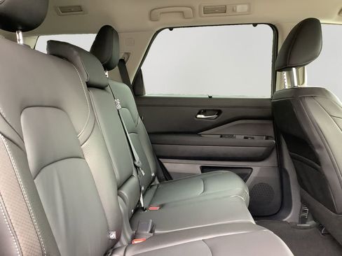 New 2025 Nissan Pathfinder SL w/ Black Appearance Package image 13