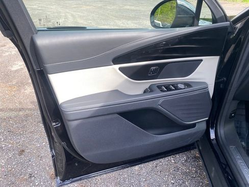 Used 2024 Lincoln Nautilus Premier image 9