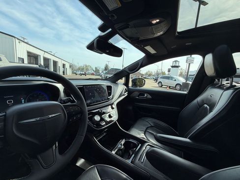 Used 2022 Chrysler Pacifica Limited w/ Uconnect Theater Family Group image 18