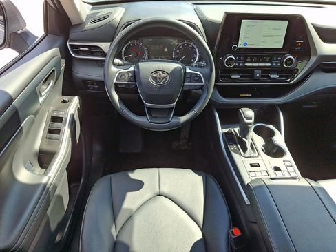 Used 2025 Toyota Highlander XLE AWD/4WD image 12