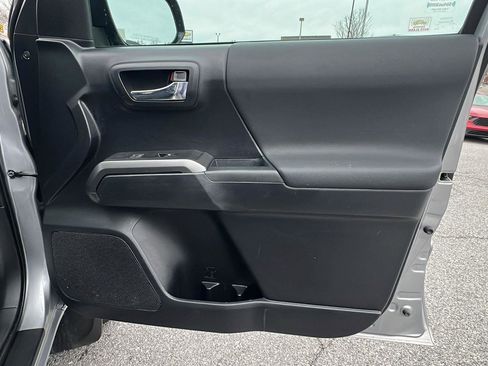 Used 2019 Toyota Tacoma TRD Off-Road image 12