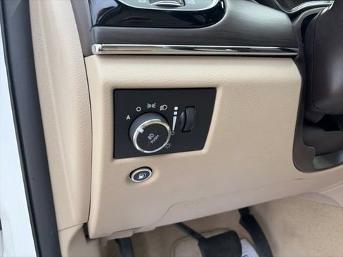 Used 2019 Jeep Grand Cherokee Overland AWD/4WD image 12