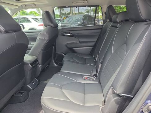 Used 2021 Toyota Highlander XLE AWD/4WD image 22