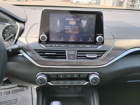 Used 2025 Nissan Altima 2.5 SV FWD image 19