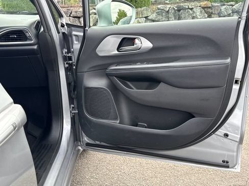 Used 2019 Chrysler Pacifica Touring-L w/ S Appearance Package FWD image 22
