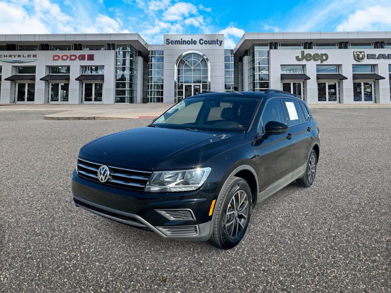 Used 2019 Volkswagen Tiguan SE w/ Panoramic Sunroof Package FWD image 4