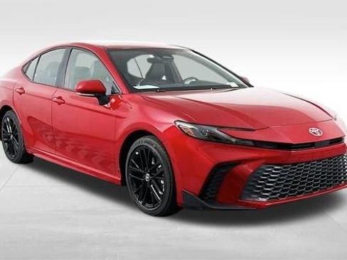 Used 2025 Toyota Camry SE image 2