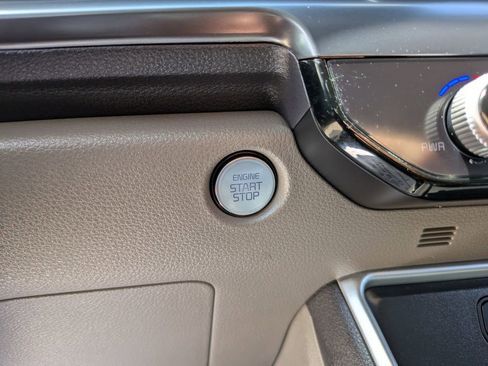 Used 2025 Kia Carnival FWD image 26