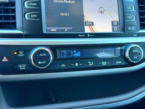 Used 2015 Toyota Highlander XLE image 19