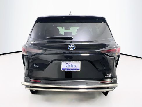 Used 2023 Toyota Sienna XLE FWD image 6