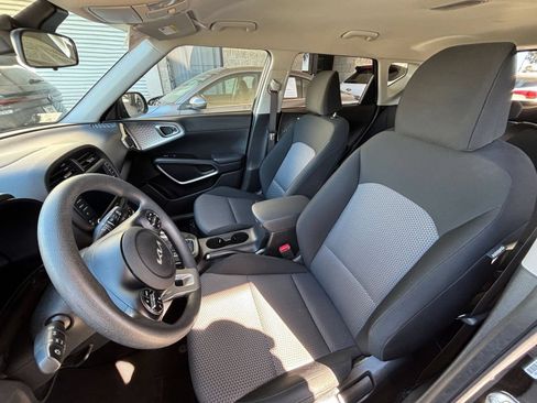 Used 2025 Kia Soul LX w/ LX Technology Package FWD image 32