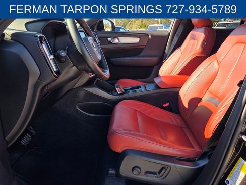 Used 2020 Volvo XC40 T5 Momentum w/ Premium Package image 12