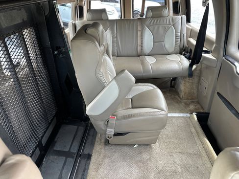 Used 2008 Chevrolet Express 1500 w/ Preferred Equipment Group RWD image 31