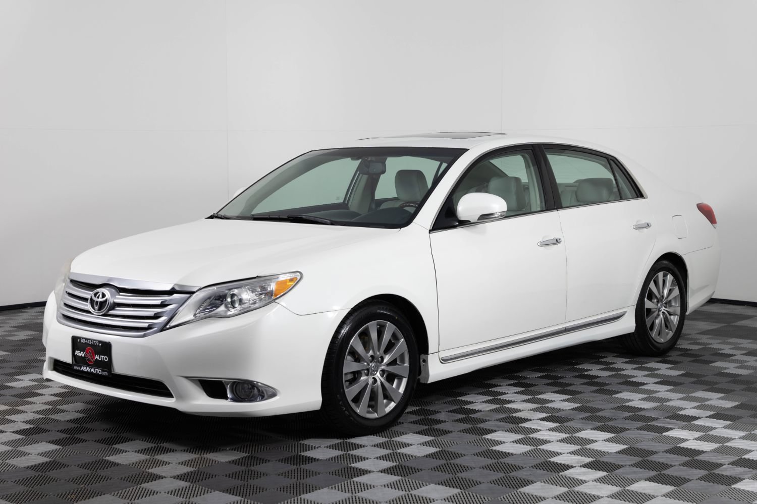 Used 2011 Toyota Avalon Limited FWD image 1