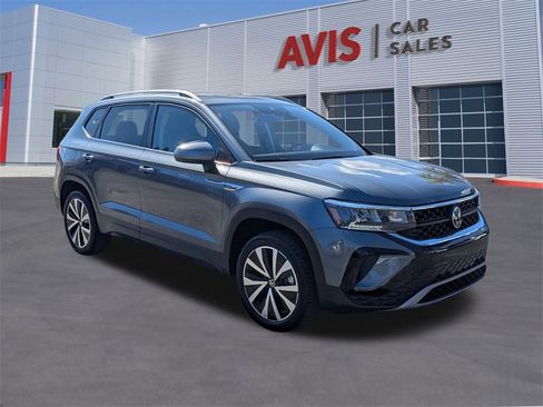Used 2024 Volkswagen Taos SE image 3