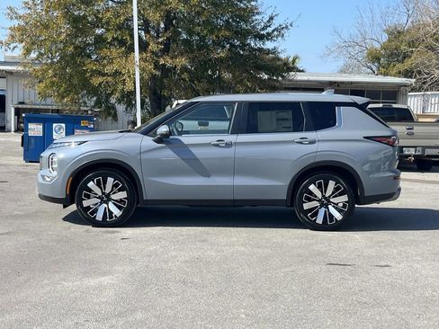 New 2026 Mitsubishi Outlander SE image 2