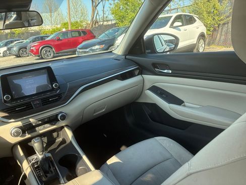 Used 2025 Nissan Altima 2.5 SV image 30