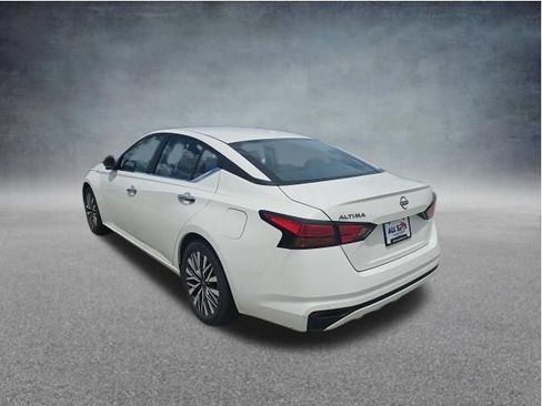 Used 2025 Nissan Altima 2.5 SV FWD image 6