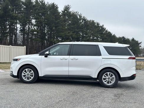 Used 2022 Kia Carnival LX image 4
