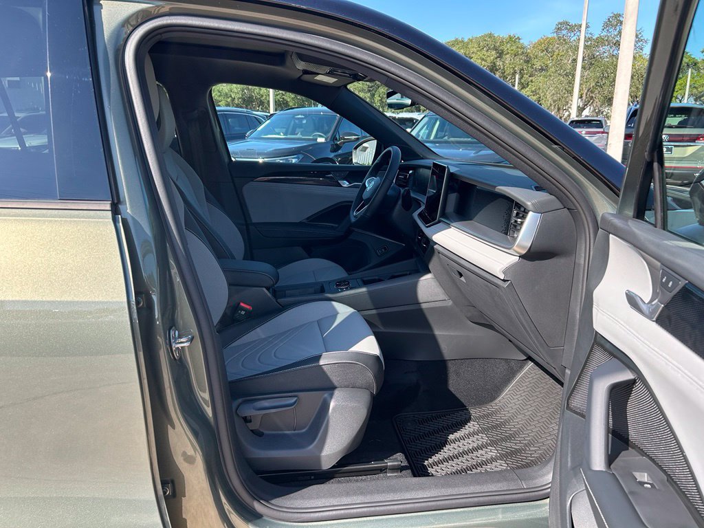 New 2026 Volkswagen Tiguan SE R-Line FWD image 35