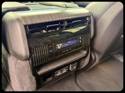 Used 2024 Jeep Wagoneer L Series II w/ Flexible Seating Group AWD/4WD image 32