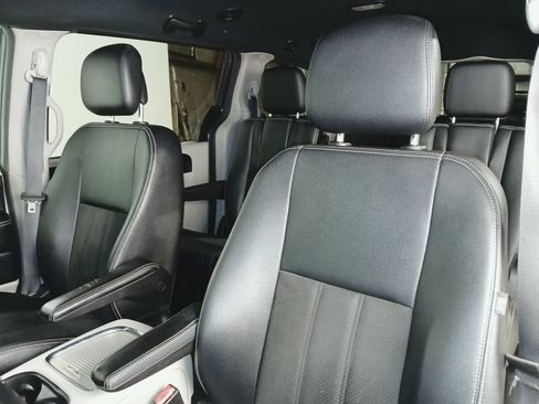Used 2019 Dodge Grand Caravan SXT FWD image 11